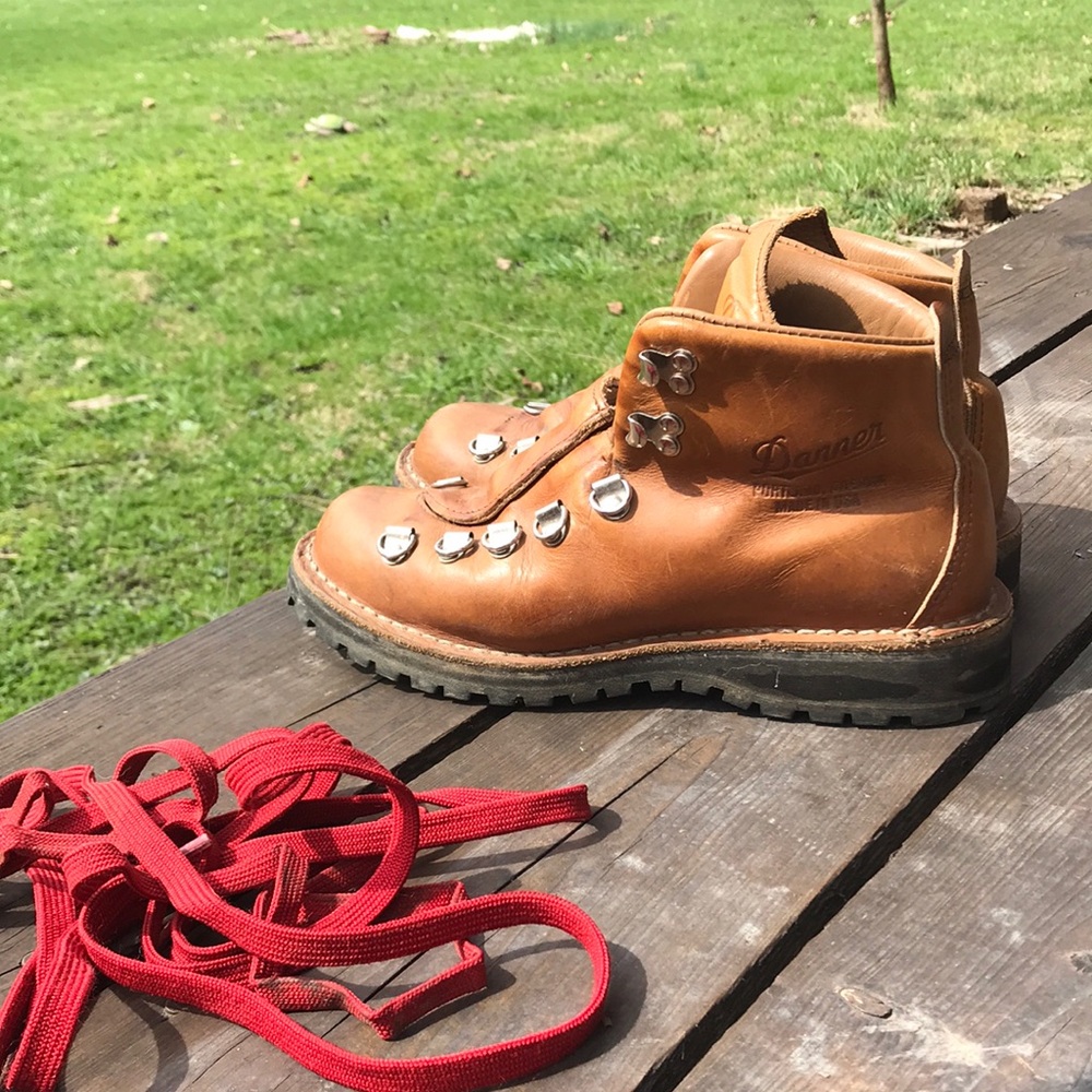 Danner Mountain light cascade women 6.5 leather hiking boots. Brown, red laces.